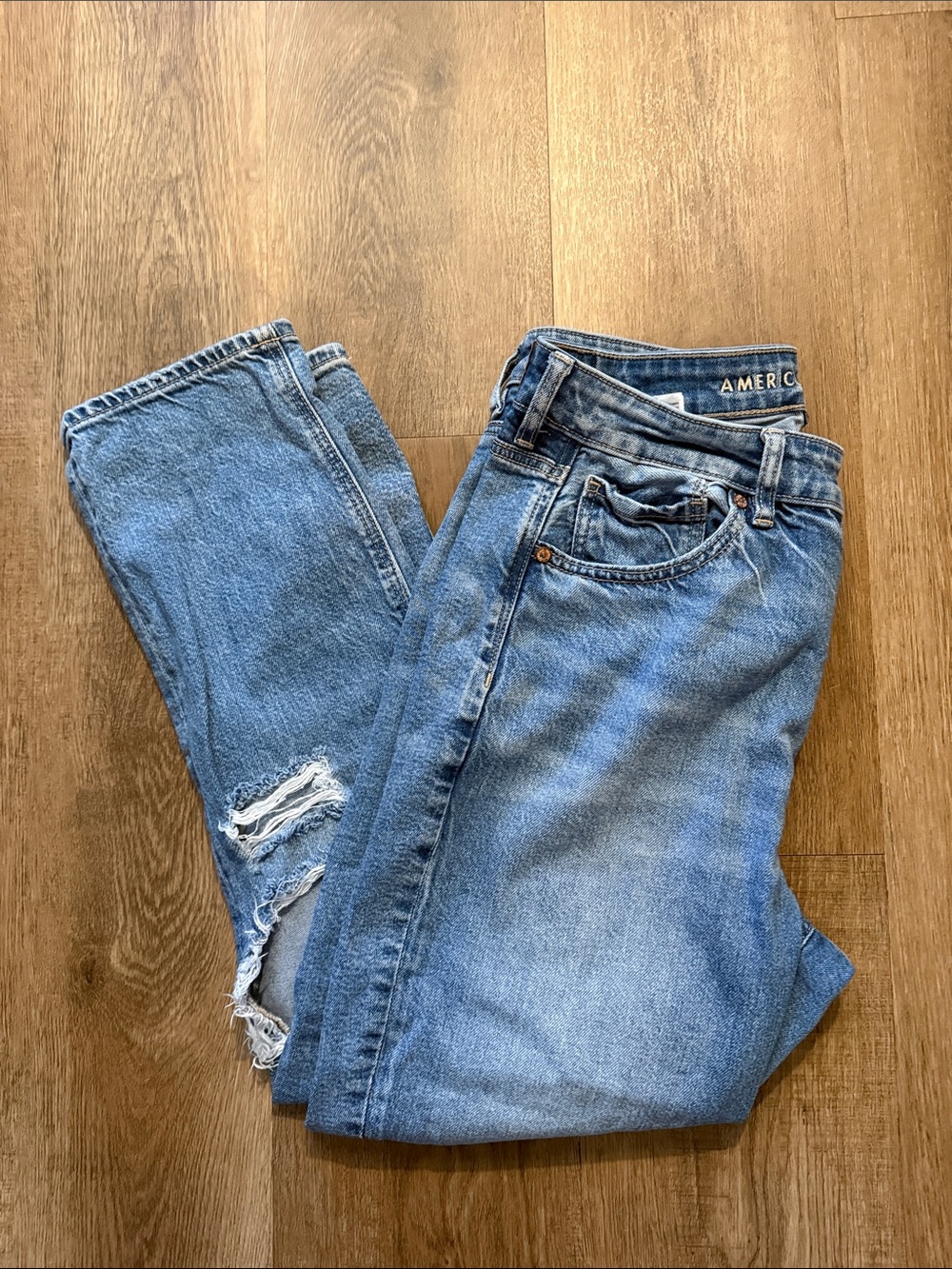 American Eagle Strigid Mom Jeans Distressed Denim Women's Size 10 Short - Picture 3 of 11